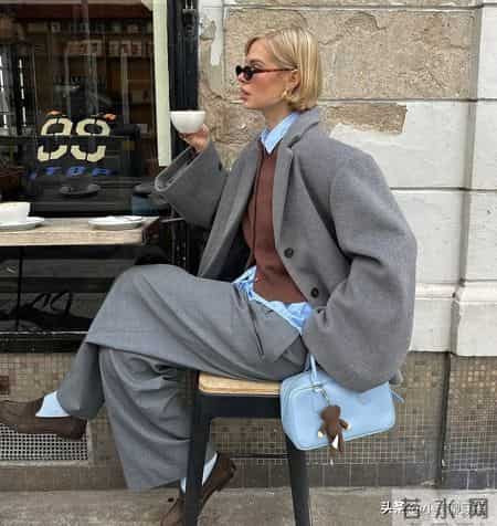 “灰色”很高级，配这几个流行色更时髦显贵