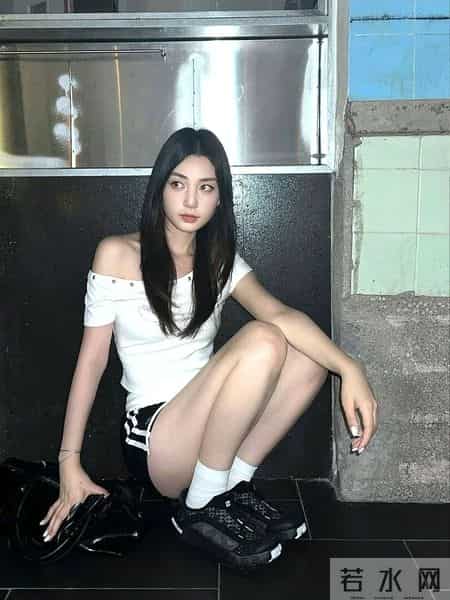 今年秋冬露肩衫＋运动裤＋厚底鞋，甜酷又随性，这样穿太绝了！