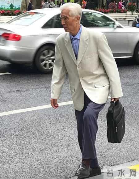 男人老了：可以不穿花衬衫、卫衣，但这3件“上衣”不能少！