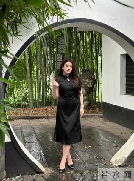 暗纹黑缎面旗袍，珠圆玉润的清冷贵气感