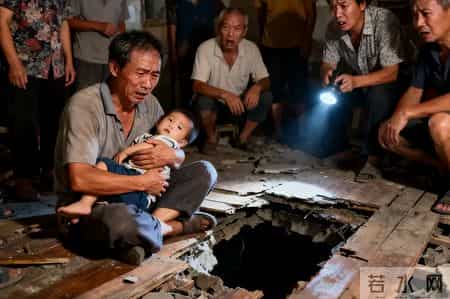 一个木匠来村讨水喝，他走时却低语道：你家十五天内有血光之灾