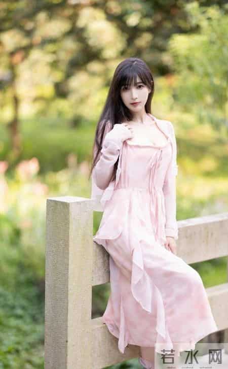 粉色吊带裙和披肩让女性在保持自己成熟的同时展现出青春和活力