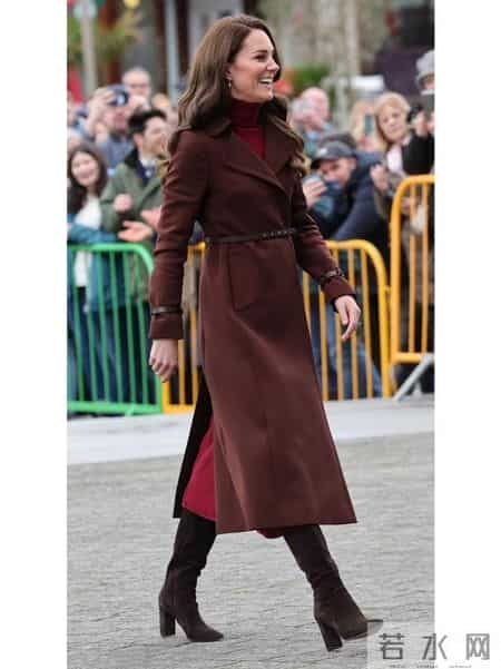 看凯特王妃穿大衣，我悟了：配裙子不配牛仔裤，穿长筒靴才更高级