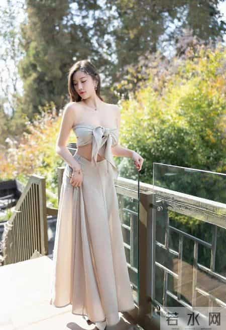 半身裙这样穿，浪漫而不失性感，展现自己最美的一面