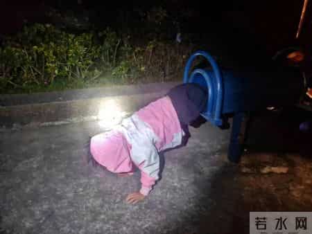 “叔叔快点,妈妈知道要打我的” 安宁一女孩膝盖被卡住打119求助