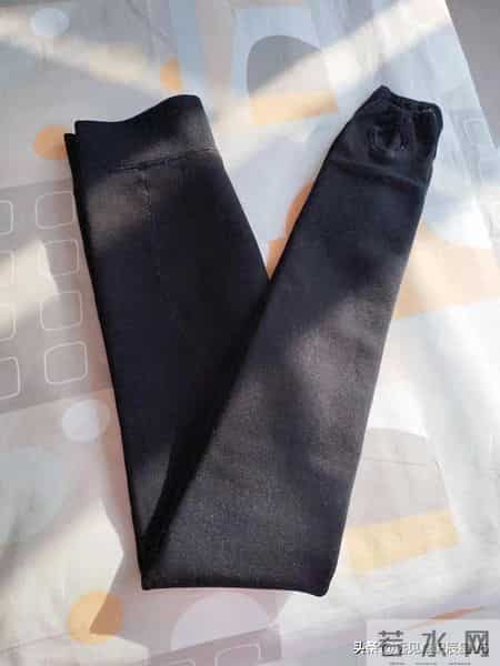 姐妹们都穿过这种打底裤吧。今天整理衣服,翻出来三四条