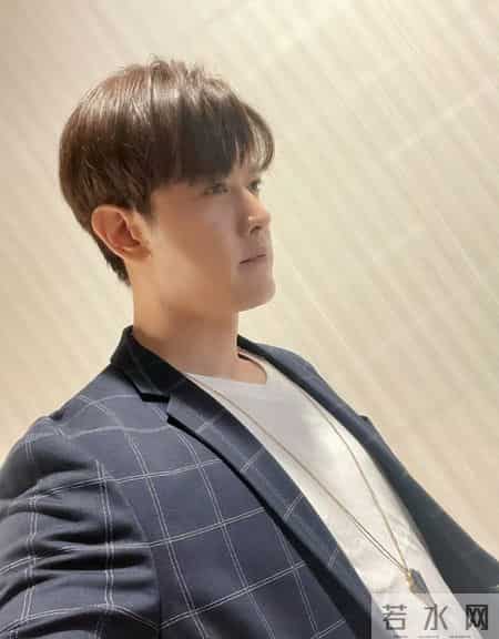 他忘不掉初恋，却爱上了两个女人，如今45岁仍未婚