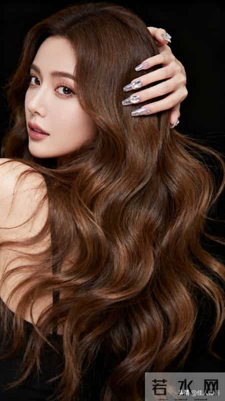 这头“瀑布卷”也太绝了！你敢尝试这么长的头发吗？
