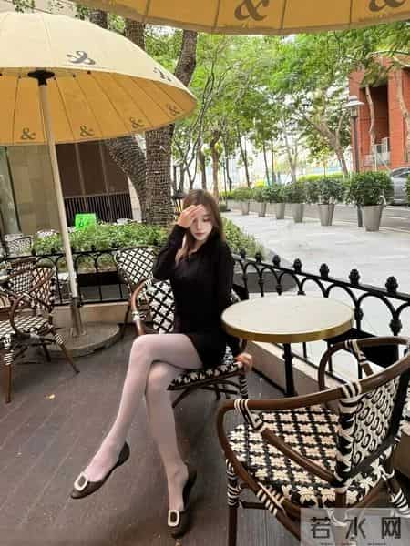 秋冬甜酷风穿搭指南：一条小黑裙的七十二变