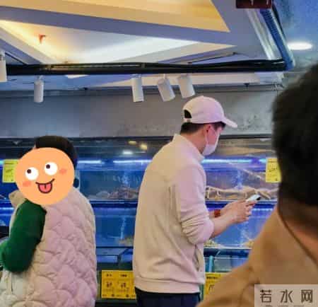 马龙夫妻俩带娃在广州逛完科技馆后，和岳父、岳母一起聚餐，认真挑海鲜，买完后付款很有人夫感