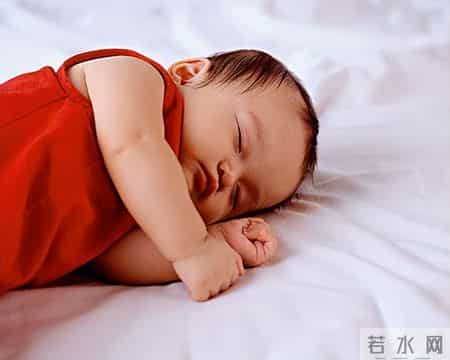 男子在路边捡到一女婴，30年后，发现她竟戴着我当初送战友的项链