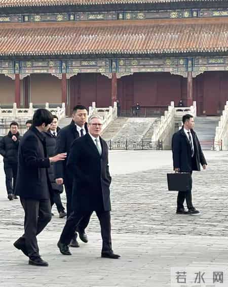 英国首相斯塔默参观北京故宫，仔细看，咱们的保镖又帅又威猛！