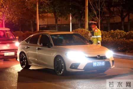 昨晚官塘大道多车超速被罚，交警夜间测速仪上线！