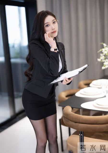 美女穿黑色的西装套裙内搭淡蓝色衬衫经典利落,简约耐看