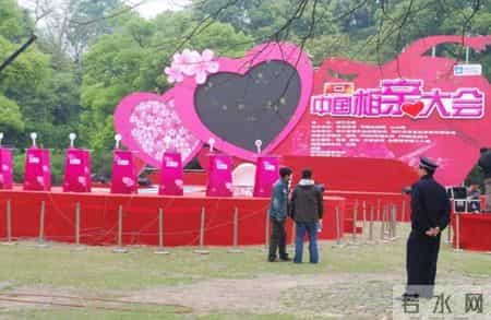 相亲上演荒诞局：闺蜜围坐，男人退场，谁真正被淘汰了？