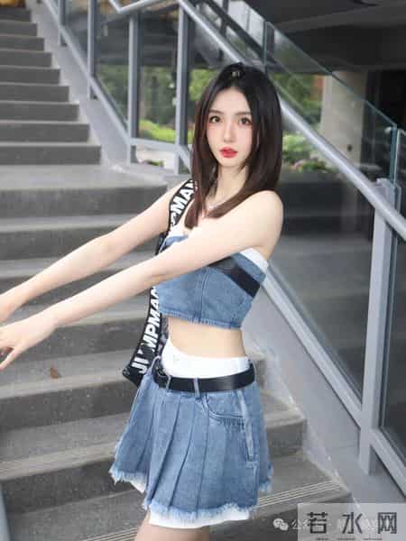 牛仔抹胸 + 百褶短裙，辣妹风街头穿搭