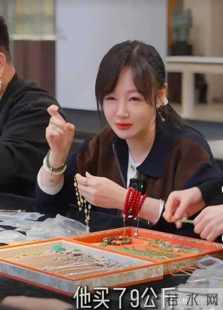 薛佳凝自曝金价300多元一克时，买了两公斤！有个男演员买了9公斤