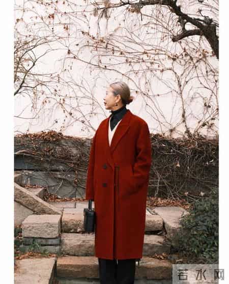 又发现一位超会穿的大姐，62岁打扮时髦洋气，不特别显年轻但气质