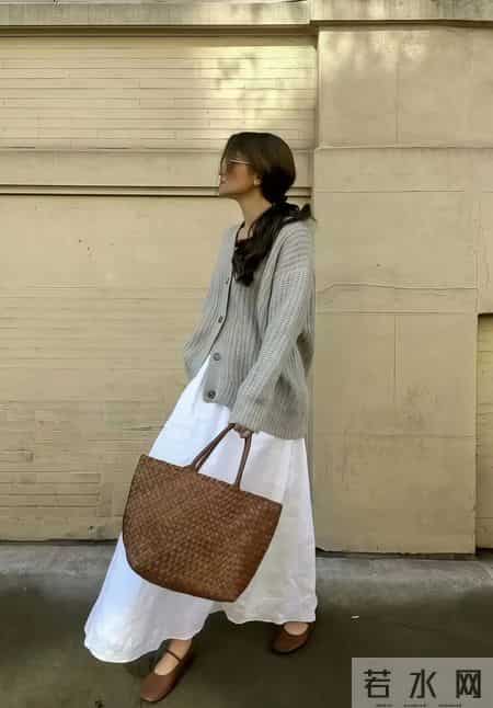 “灰色毛衣”这么穿，真的很高级！
