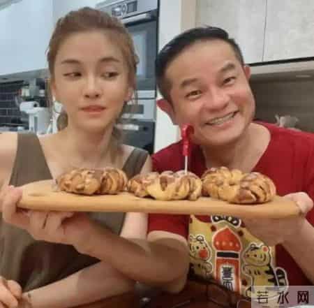 他娶了小24岁妻子，婚后生一儿一女，妻子一夸他帅就会飘