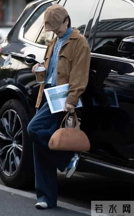 这个阿姨太会打扮：发剪短，衣穿简，58岁又美、又自然，值得借鉴