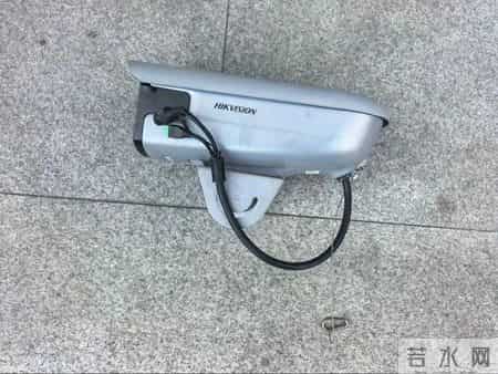 货车司机凌晨偷走公安的摄像头，因觉得拍出的画面肯定清晰，“快过年了，老家正好缺一个”；已被依法处理