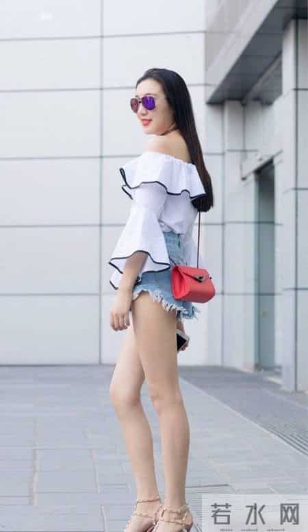 破洞牛仔裤内搭渔网袜，别提多吸睛了