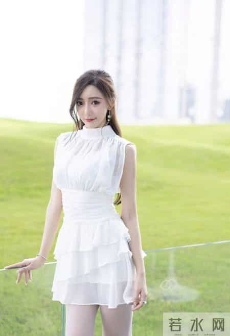 一条设计感满满的小白裙，兼顾上班和约会，让你日常通勤两不误