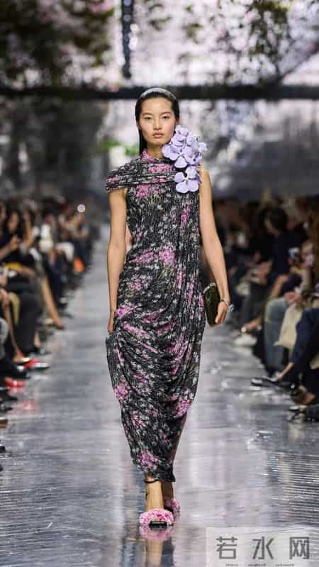 Christian Dior 2026春夏高定系列，繁花中有仙客来