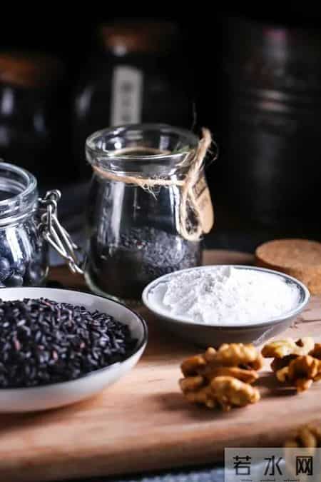 少白头、白发多?这些方法帮你自然养发