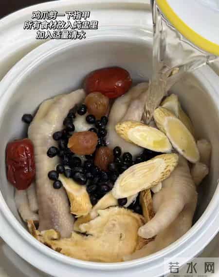 一把黑豆这么煮，肝血补得满满的！眼睛不干涩，连指甲都透亮了！