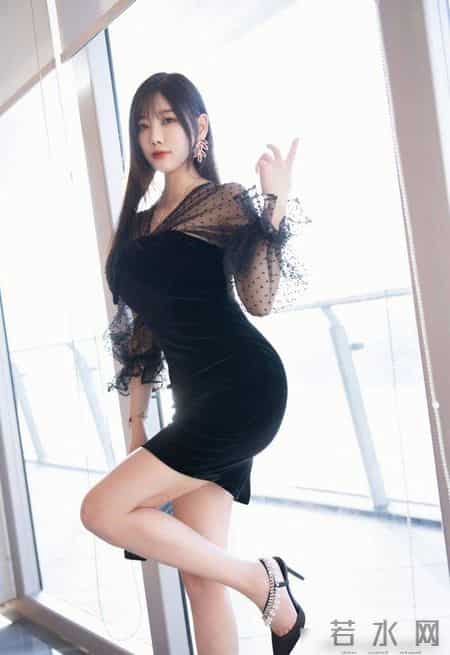 黑色丝绒连衣裙，自带高级显瘦的效果，让你韵味十足