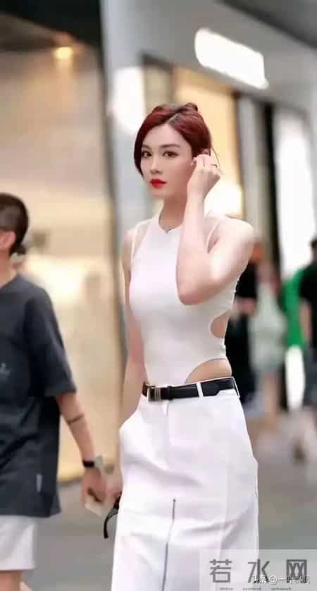 这女生身材如此高大，还能这么匀称，太少见了，身材比例堪称完美