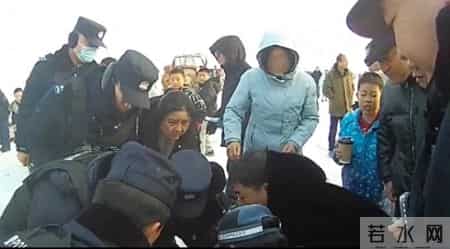 新疆生产建设兵团第六师五家渠垦区公安局：紧急救援暖寒冬 警民同心显担当