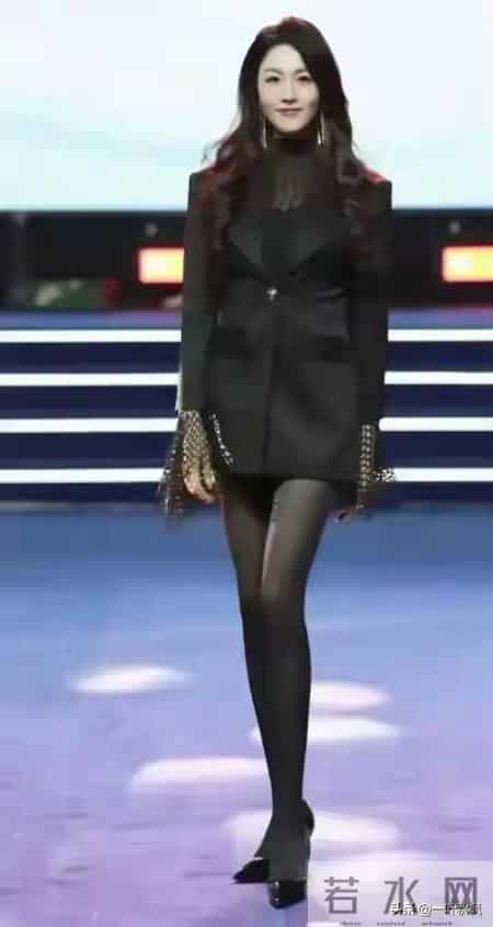 评委比模特都要漂亮，身材简直是天花板，身材高挑，气质优雅迷人