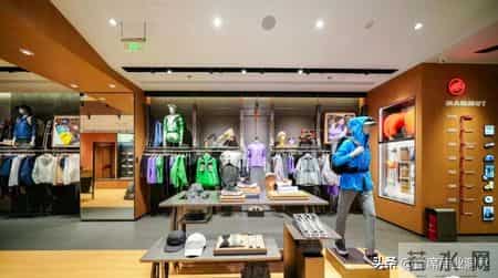 4377亿市场洗牌！又一户外巨头跌落神坛被抛弃了？中产：新欢来了