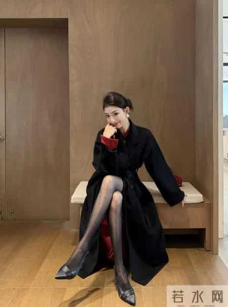“黑色大衣+波点丝”，俏皮又精致！