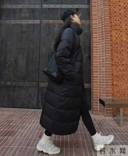 穿羽绒服配什么裤子好看？看杭州、上海街拍就知道：小脚和阔腿的差距大
