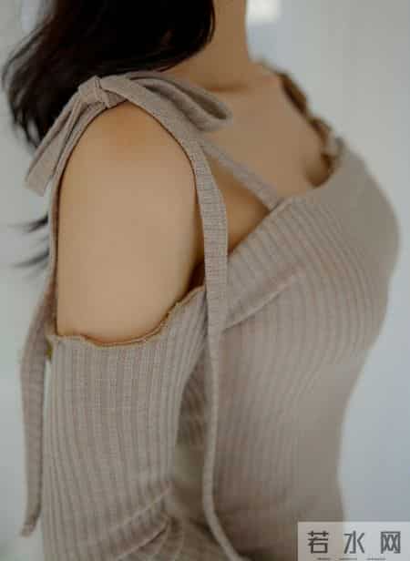 裸杏露肩轻熟裙｜是柔光里的奶茶甜柔美人