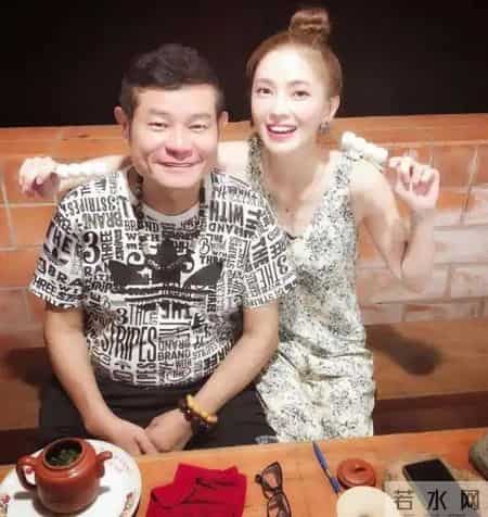 他娶了小24岁妻子，婚后生一儿一女，妻子一夸他帅就会飘