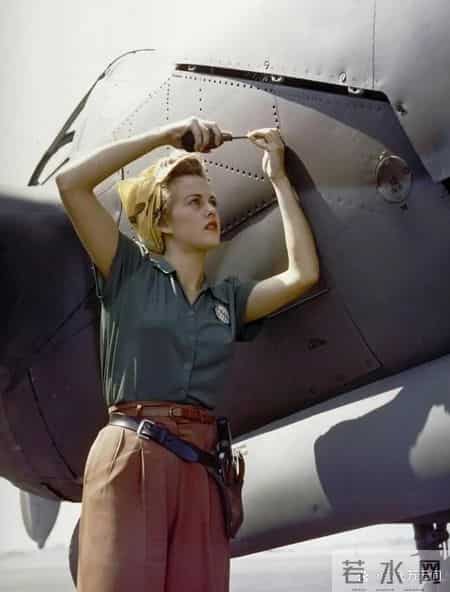 48张老照片看奇闻奇事，爱因斯坦合影卓别林，沙漠中的绿洲，在建中的埃菲尔铁塔