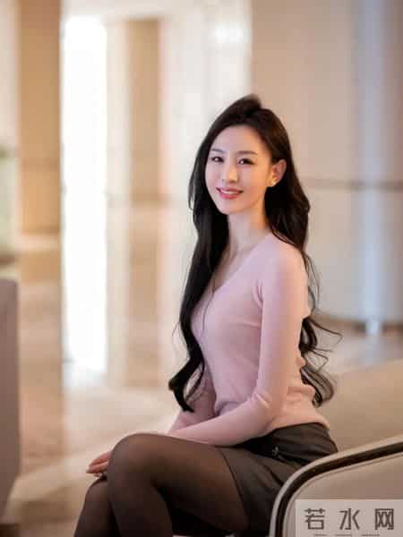 粉色针织衫+半裙+厚灰袜，温柔大方，简约优雅的治愈感穿搭