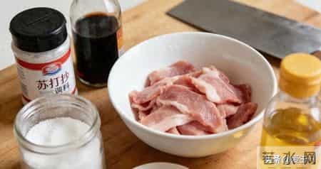 小苏打的妙用！不管炒什么肉，加上一勺，肉嫩又入味，还不塞牙！