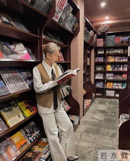 又发现一位超会穿的大姐，62岁打扮时髦洋气，不特别显年轻但气质