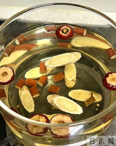 别再瞎泡养生茶！黄芪+丹参+山楂"三通茶"，中老年人喝对少遭罪