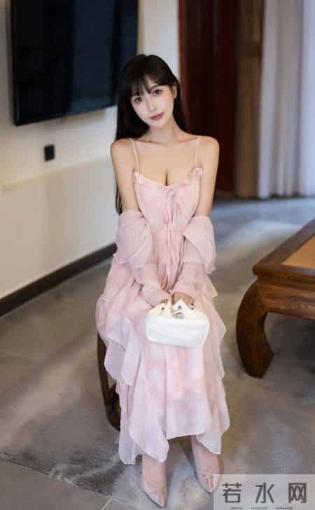 粉色吊带裙和披肩让女性在保持自己成熟的同时展现出青春和活力