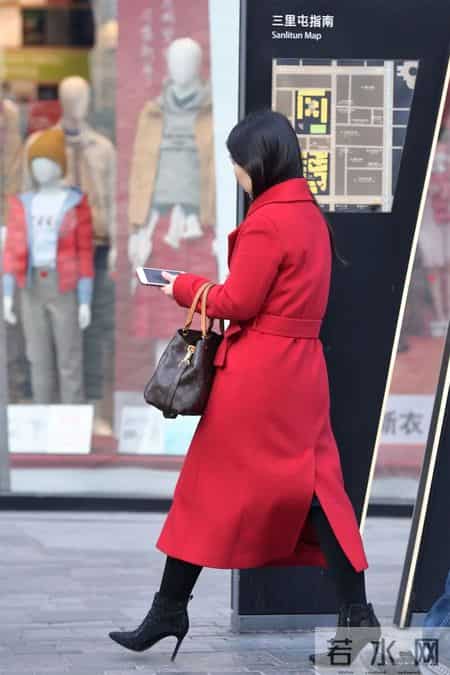 10厘米的黑色尖头细跟短靴,搭配黑色紧身裤,红色呢子大衣