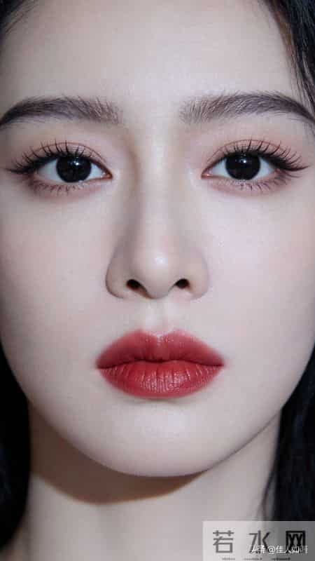 眼尾带勾、红唇似火，她的颜值你给几分？