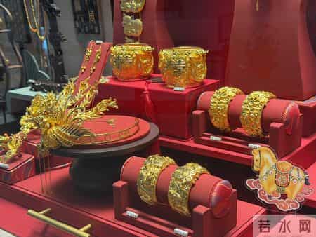 金店一边涨价一边打折，金饰克价冲击1600元大关