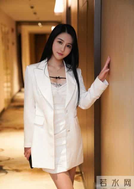 久经沙场的职场女性，一身全白的搭配，最干练的一种穿法